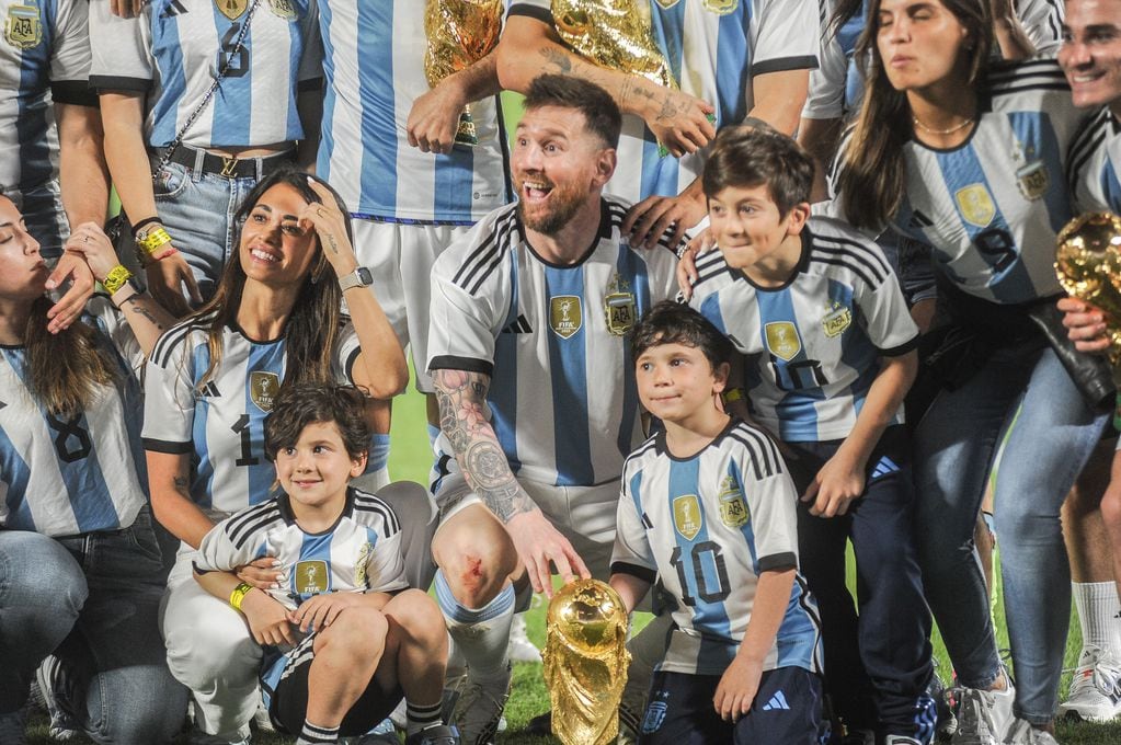 Lionel Messi en River frente a Panama con la copa Mundial y sus hijos y Antonela Roccuzzo Foto Federico Lopez Claro
Argentina selección