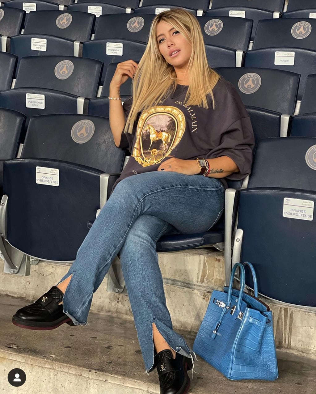 Wanda alentando al PSG con su cartera Brikin de Hermés y sus mocasines Chanel