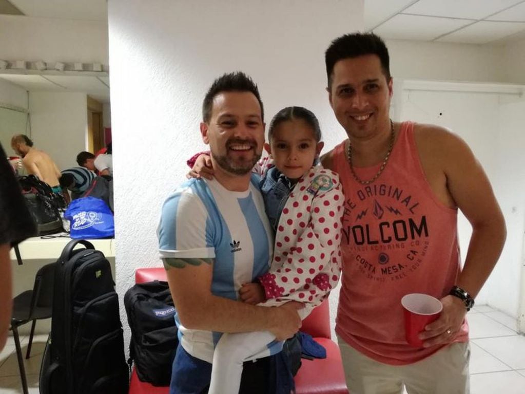 Con su hija Valentina y Martín Pampiglione, de Los Caligaris. Otros que juegan de locales en México.