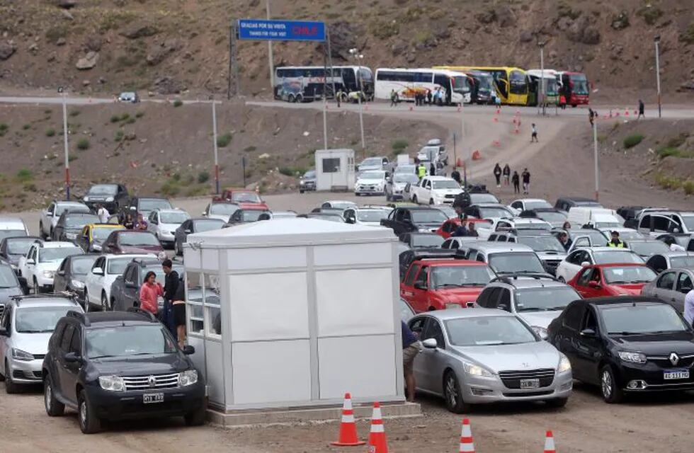 Argentine faithfuls attempting to be close to Pope Francis by crossing the Andes, wait at the Paso Internacional Los Libertadores custom in the Chile-Argentina border on January 13, 2018.\nPope Francis will be visiting Chile from January 15 to 18. / AFP PHOTO / CLAUDIO REYES