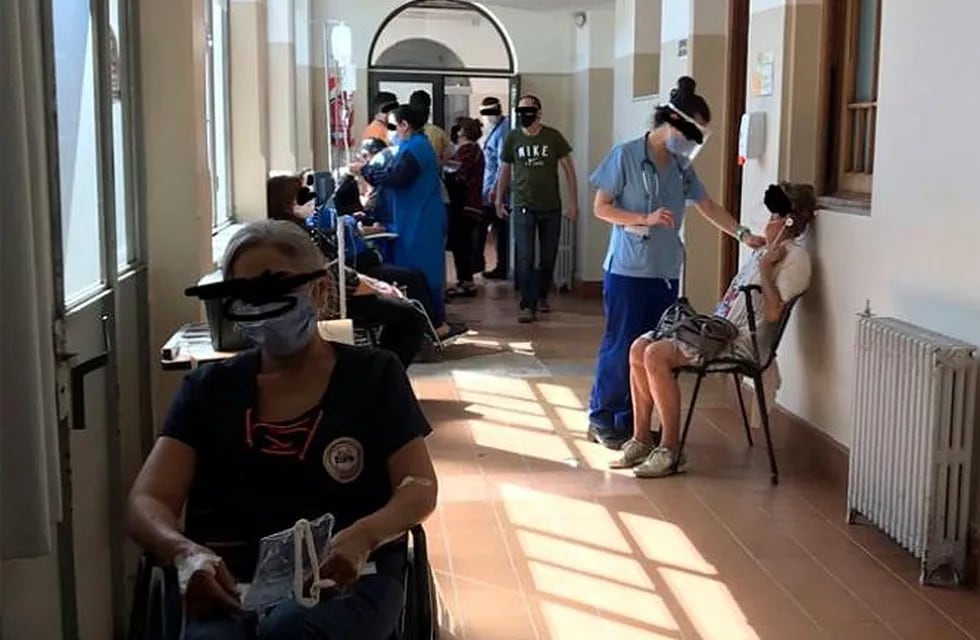 Sala de espera del hospital Ferreyra de Córdoba, saturado de pacientes.
