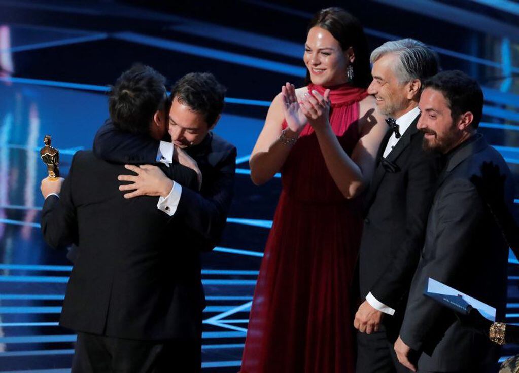 90th Academy Awards - Oscars Show - Hollywood, California, U.S., 04/03/2018 - Sebastian Lelio (L) is embraced as he accepts the Oscar for Best Foreign Language Film for “A Fantastic Woman” (Chile). REUTERS/Lucas Jackson