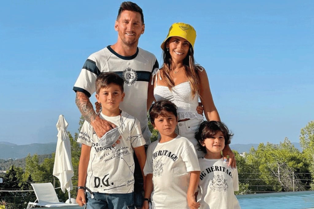 Messi y Roccuzzo junto a Thiago, Mateo y Ciro disfrutando de sus vacaciones.