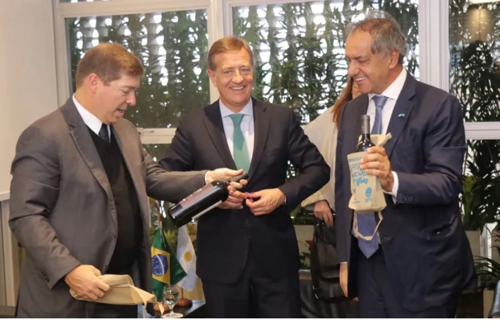 Rodolfo Suarez y Daniel Scioli en plena reunión junto a Josue Gomes da Silva, presidente de la Federación industrial más grande de Sudamérica, Fiesp.