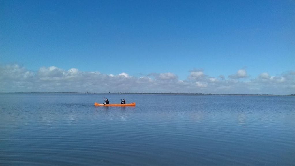 El complejo de cabañas Las Charatas es visitado para realizar canotaje y otras actividades náuticas en la laguna del Plata en el departamento San Justo, Santa Fe. (@santafetur)