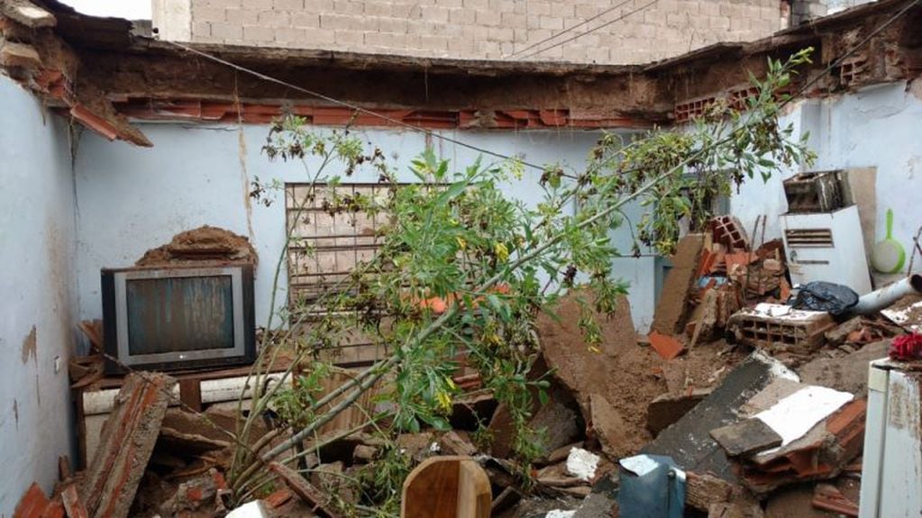 Tormenta en Córdoba: se derrumbó una casa en barrio San Salvador.