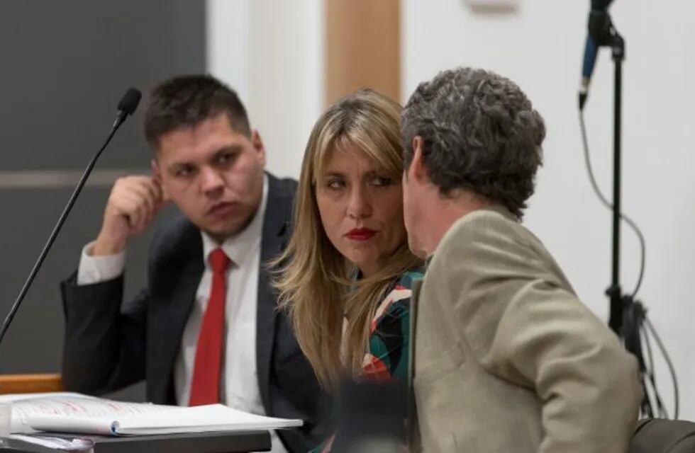 La fiscal Betiana Cendon junto al Martín Lozada y Marcos Sosa Lukman. Foto: Marcelo Martinez