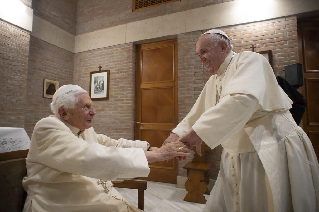 El Papa Benedicto XVI junto al Papa Francisco.