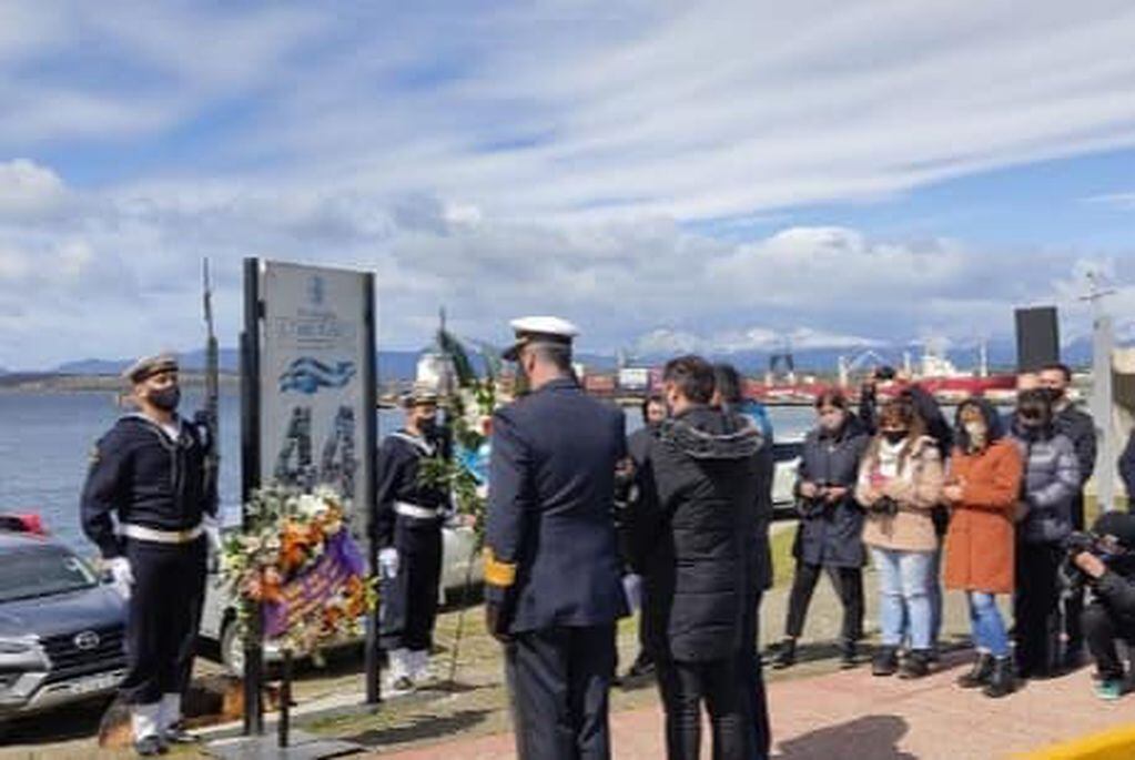 El Contraalmirante, Marcelo Alejandro Dalle Nogare, Comandante del Área Naval Austral, estuvo al frente de los honores a los marinos.