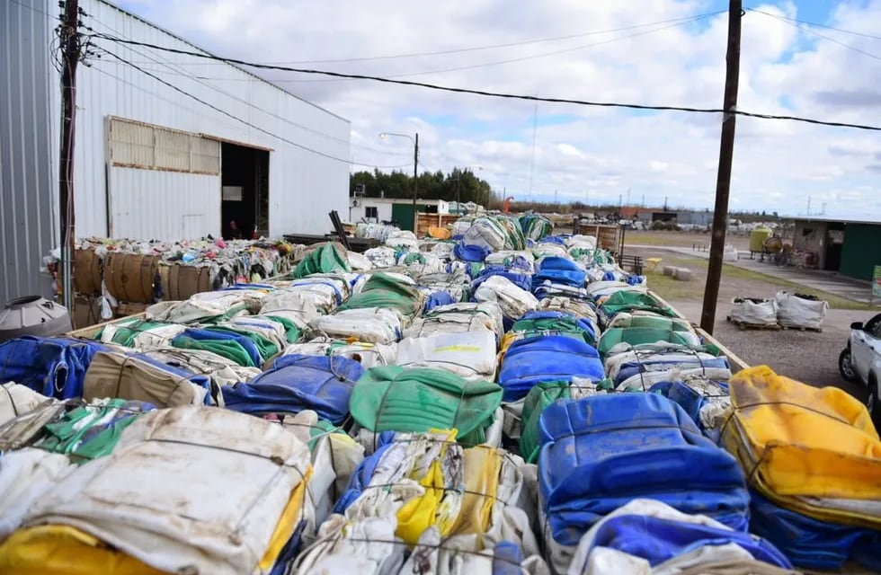 Los fardos ya compactados de envases de agroquímicos enviados por el Iscamen a la planta de reciclado de Junín. Gobierno de Mendoza
