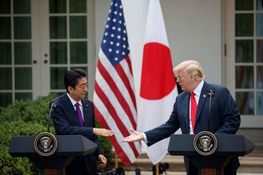 Presidente Donald Trump y el Primer Ministro japonés Shinzo Abe, quien indican que nominó a Trump para el Premio Nobel de la Paz.