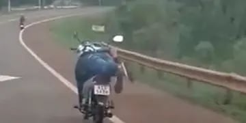 Fue filmado manejando “acostado” su motocicleta en Dos de Mayo