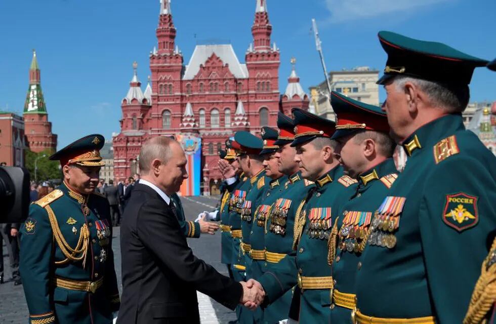 Russian female police cadets take part in the Victory Day parade in Volgograd on May 9, 2018.\nRussia marks the 73rd anniversary of the Soviet Union's victory over Nazi Germany in World War Two. / AFP PHOTO / Mladen ANTONOV