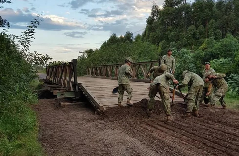 El Ejército terminó de instalar el puente Bailey en Carolina. (Foto: Twitter)