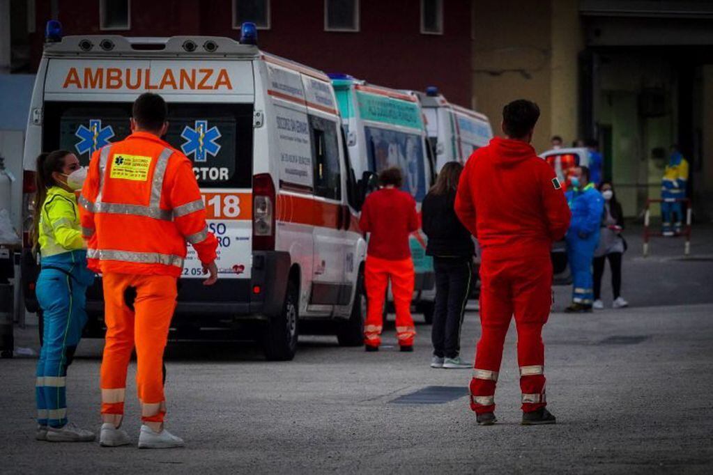 Un fila de ambulancia espera en el hospital San Leonardo, en Castellammare di Stabia en Nápoles (EFE/EPA/CESARE ABBATE)