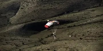 SALTO. Felix Baumgartner, de Austria, utiliza un paracaídas para aterrizar en el desierto cerca de Roswell, durante el segundo vuelo de prueba tripulado de Red Bull Stratos (AP).