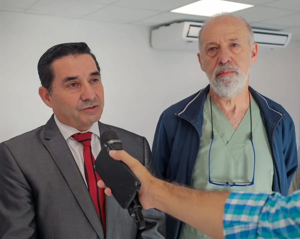 Los doctores Pablo Clementi y Carlos Zsulman, en el momento de dar a conocer el parte médico acerca de la salud del gobernador Gerardo Morales.