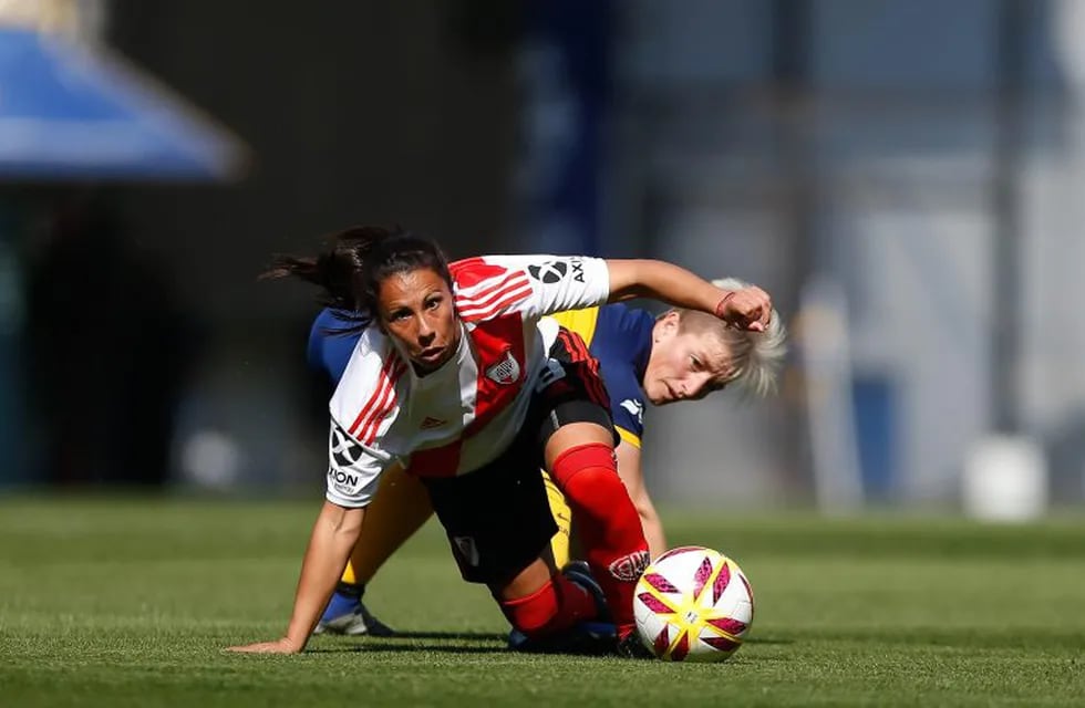 Boca y River disputan el Superclásico profesional del fútbol femenino argentino. (Lucía Merle/Clarín)