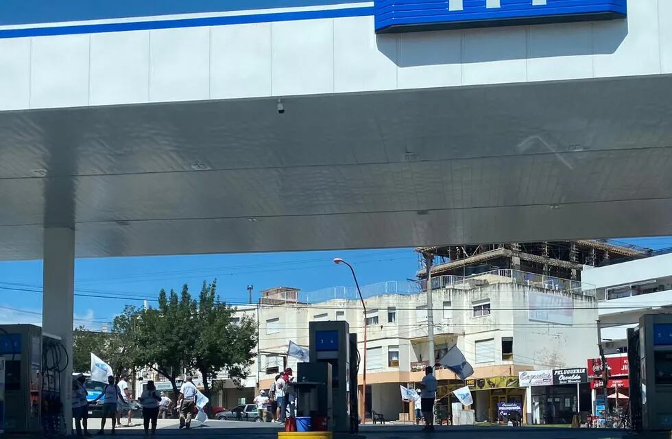 Sindicato de Petroleros y ex empleados se manifestaron nuevamente en la estación YPF VillaFuel. Foto archivo.
