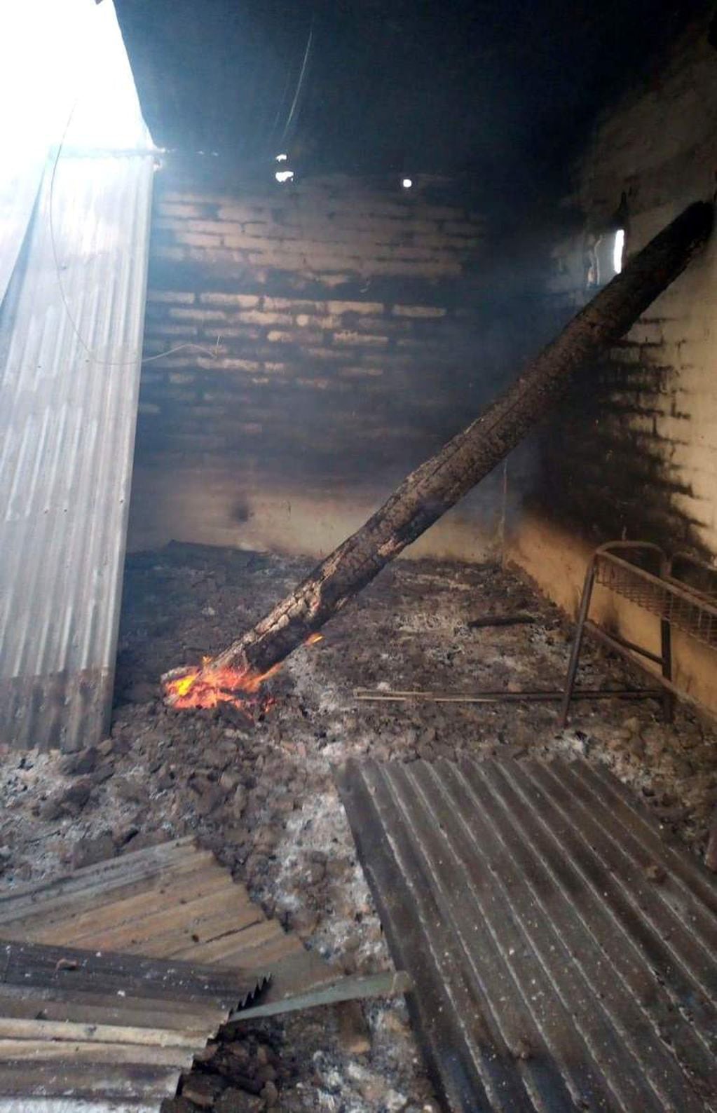 Robaron y quemaron el salón en el Club Social y Deportivo Santa Rosa en San Rafael.