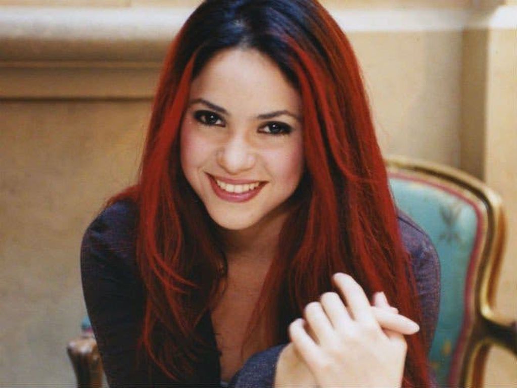Shakira cuando lucía su cabello rojo al comienzo de su carrera.