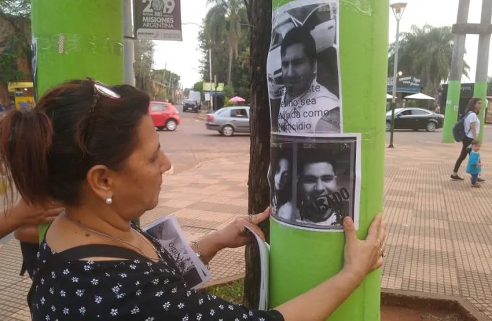 Familiares y amigo pegaron afiches con el rostro de Jonathan Da Silva.