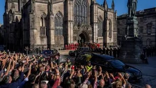 Cientos de personas se acercaron a la catedral de Saint Giles, en Edimburgo, para despedir a la reina Isabel II. (AP / Bernat Armangue)