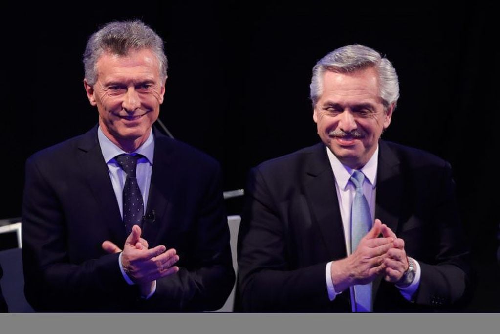 Mauricio Macri y Alberto Fernández durante el último debate presidencial (Foto: EFE).