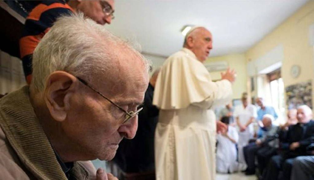 El papa Francisco se preocupa especialmente de los ancianos.