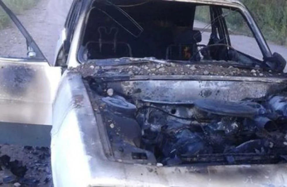 Auto quemado en San Carlos