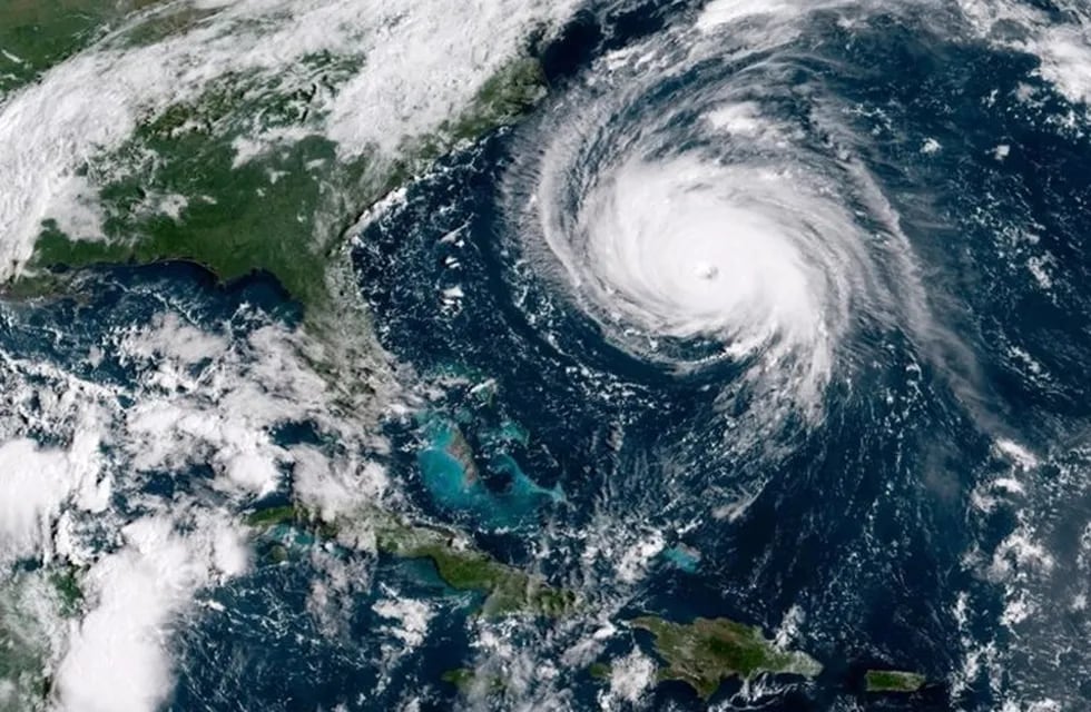 EPA7081. OCÉANO ATLÉNTICO (ESTADOS UNIDOS), 12/09/2018.- Fotografía cedida por la Administración Nacional de Océanos y Atmósfera (NOAA) de EE.UU que muestra una imagen del huracán Florence mientras se aproxima a la costa este estadounidense hoy, 12 de septiembre del 2018. El huracán Florence, pese a que se debilitó ligeramente al bajar sus vientos máximos sostenidos a 130 millas por hora (215 km/h), se mantiene hoy como un ciclón \