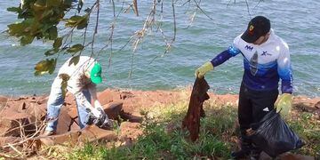 Puerto Libertad: realizaron una jornada de limpieza y colocación de cartelería en el lago Uruguaí