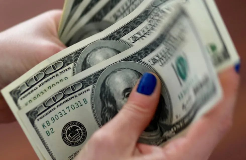 El dólar aumentó 10 centavos y cerró a $37,60 para la venta en el Banco Nación. Foto: REUTERS.