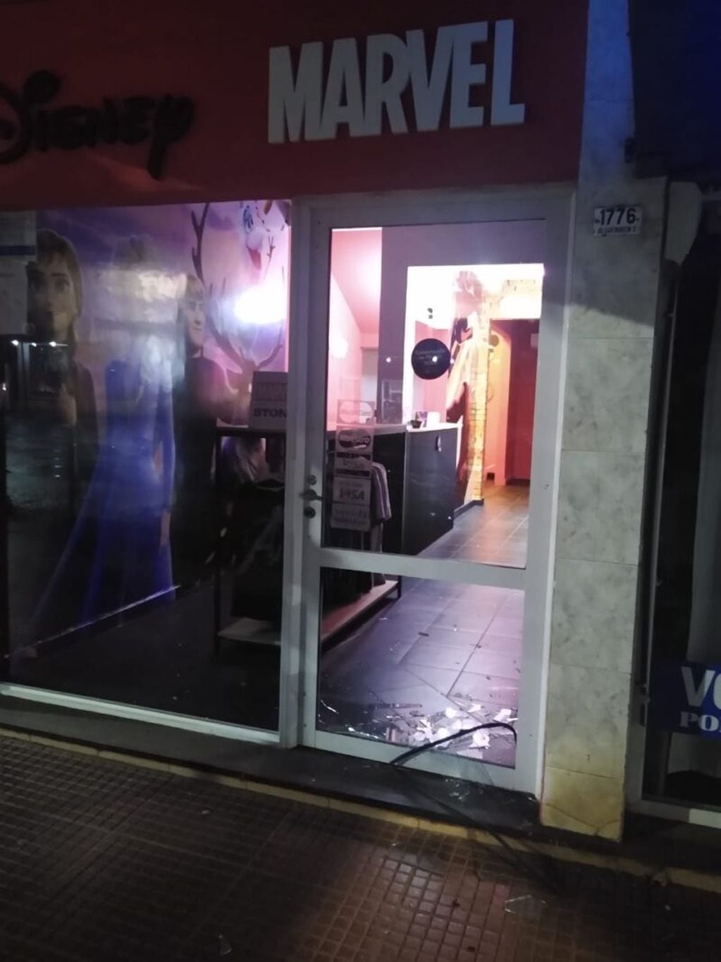 Vandalismo en Eldorado: jóvenes rompieron vidrieras de comercios a la salida de un boliche.