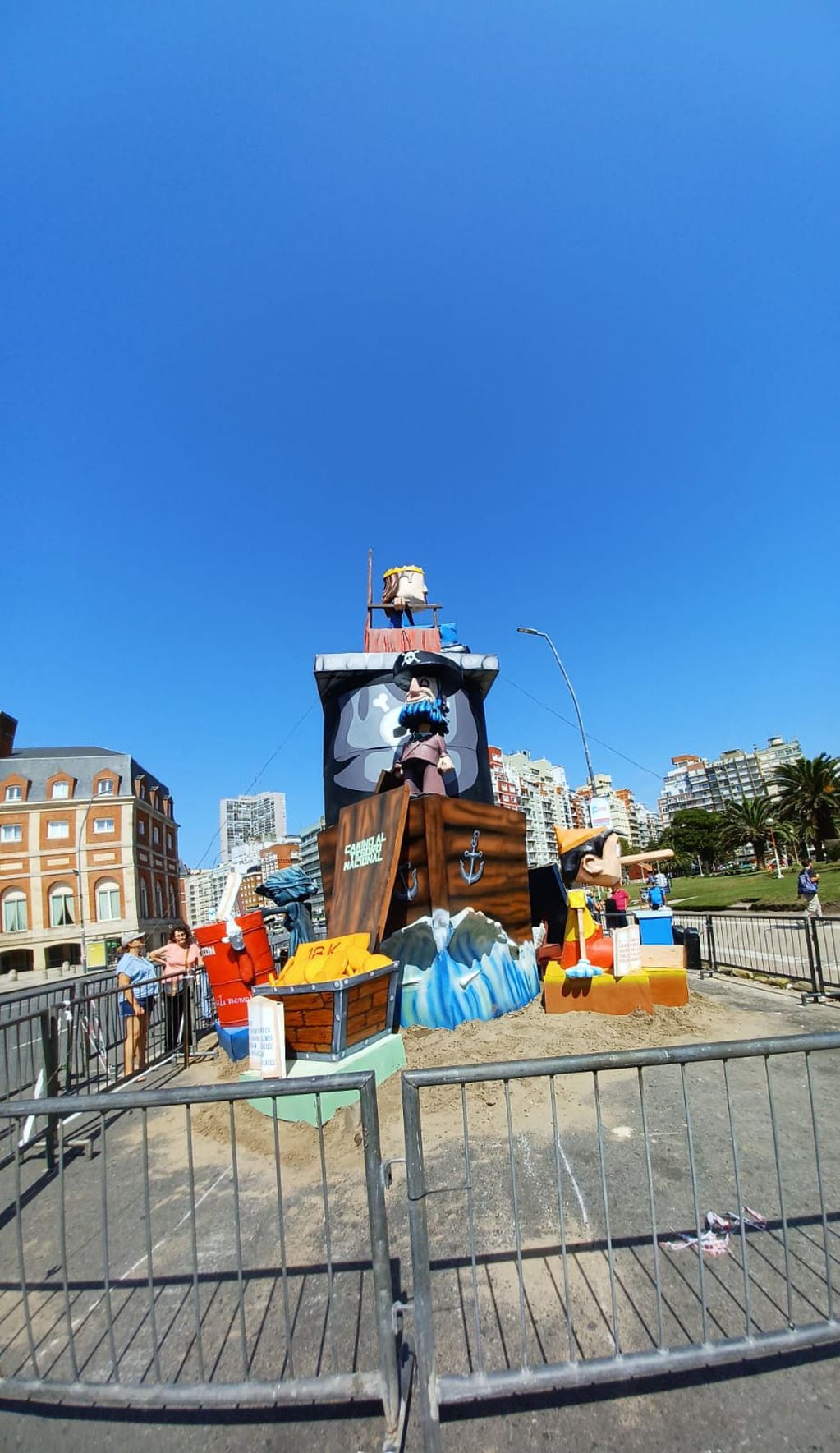 La escultura realizada por el artista Adrián Más Reyes se sumó al paisaje marplatense con un mensaje en donde se satiriza a los cuentos de hadas y los políticos argentinos.