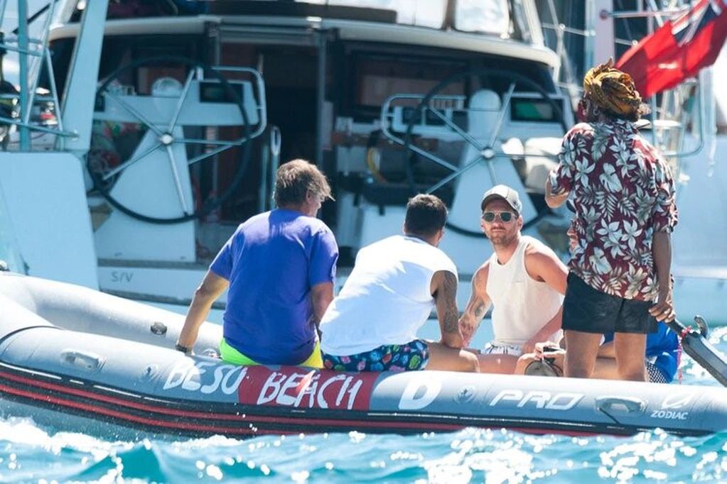 Los Messi y sus amigos terminan sus vacaciones en Ibiza.(Grosby)