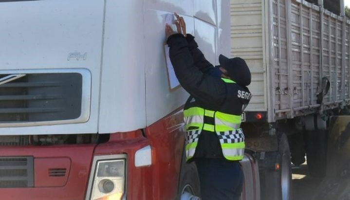La Policía de Salta coloca fajas de seguridad a los camiones que ingresan a Salta