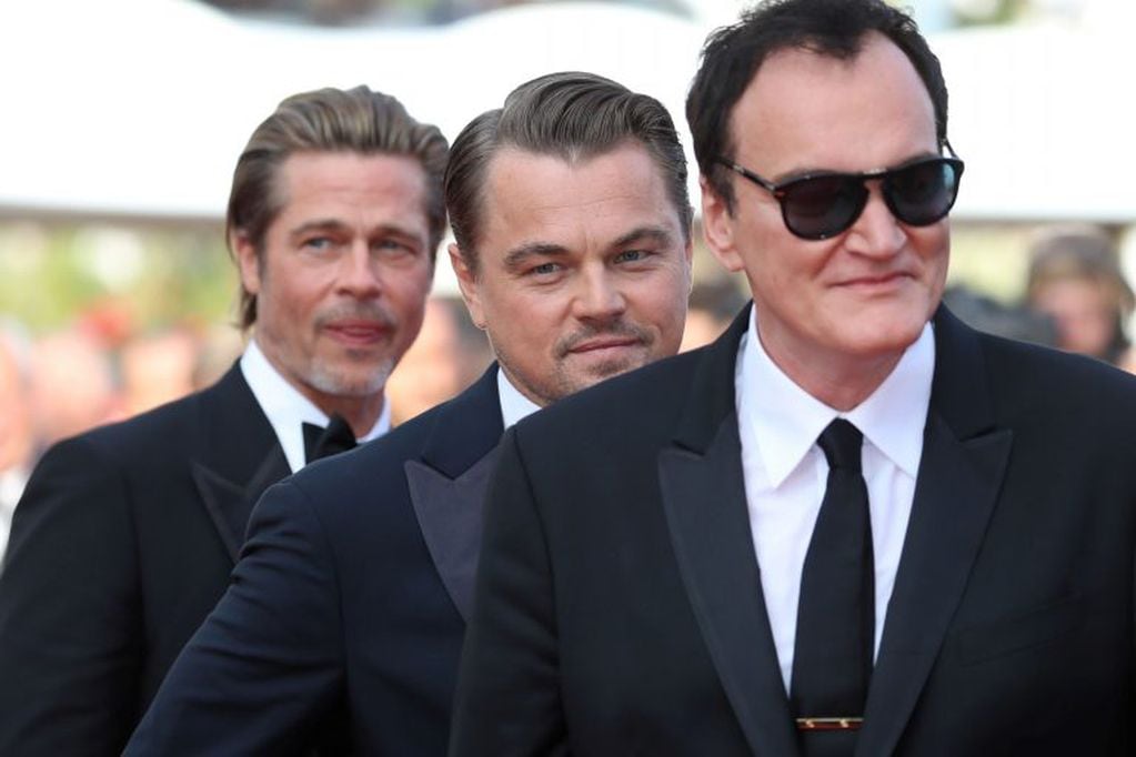 El director Quentin Tarantino, el actor Leonardo DiCaprio y el actor Brad Pitt llegan al Festival de Cannes por su película "Once Upon a Time... in Hollywood". (Photo by Valery HACHE / AFP)