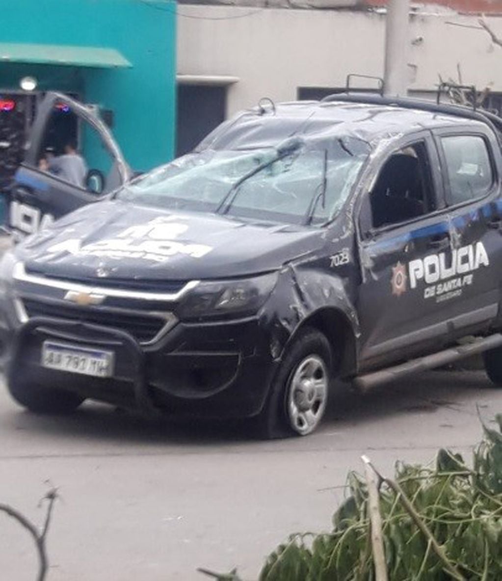 Persecución policial termina con otro patrullero destrozado (@emergenciasAR)