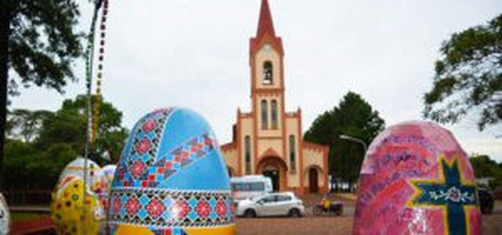 Pesankes gigantes frente a la Iglesia San Pedro y San Pablo de Apóstoles. (Noticias La Región)