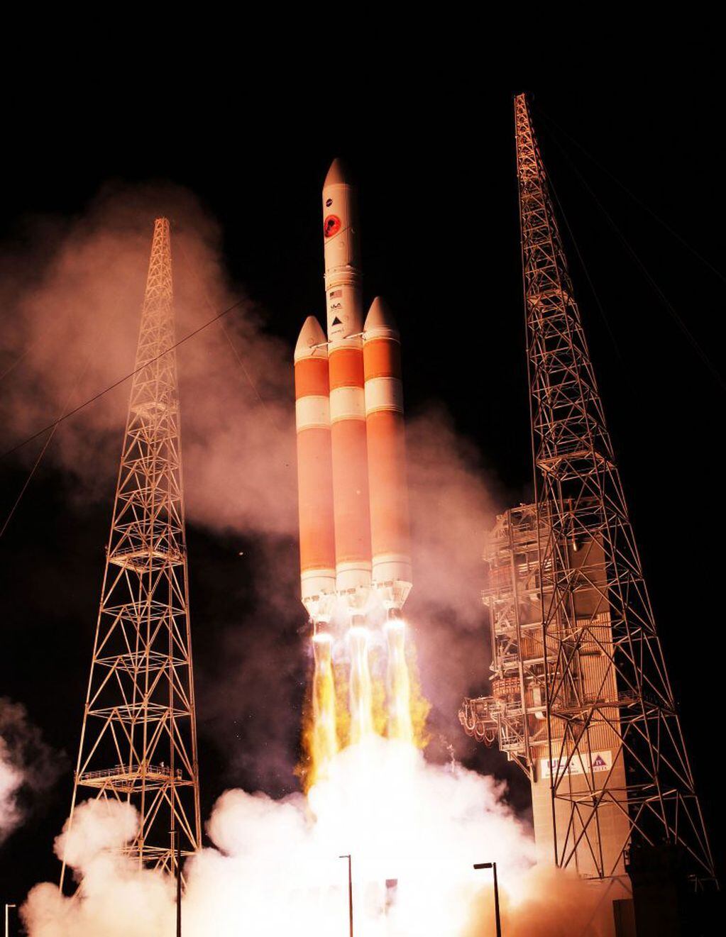 El esplendoroso lanzamiento del cohete Delta IV Heavy portador de la sonda Parker, desde la Plataforma 36 de la base de la Fuerza Aérea de Estados Unidos ubicada en Cabo Cañaveral. Minutos después, la sonda se separó iniciando su viaje de 7 años con destino al Sol. Alimentada por energía solar, llegará a alcanzar los 692 mil km/h, velocidad récord para una nave espacial.