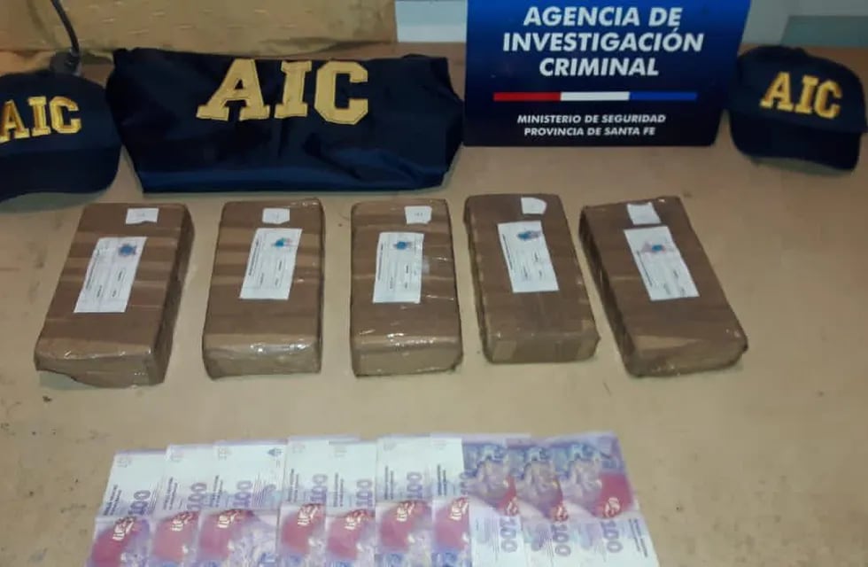 La Agencia de Investigación Criminal (AIC) secuestró casi mil pesos en efectivo junto con el cargamento ilegal.