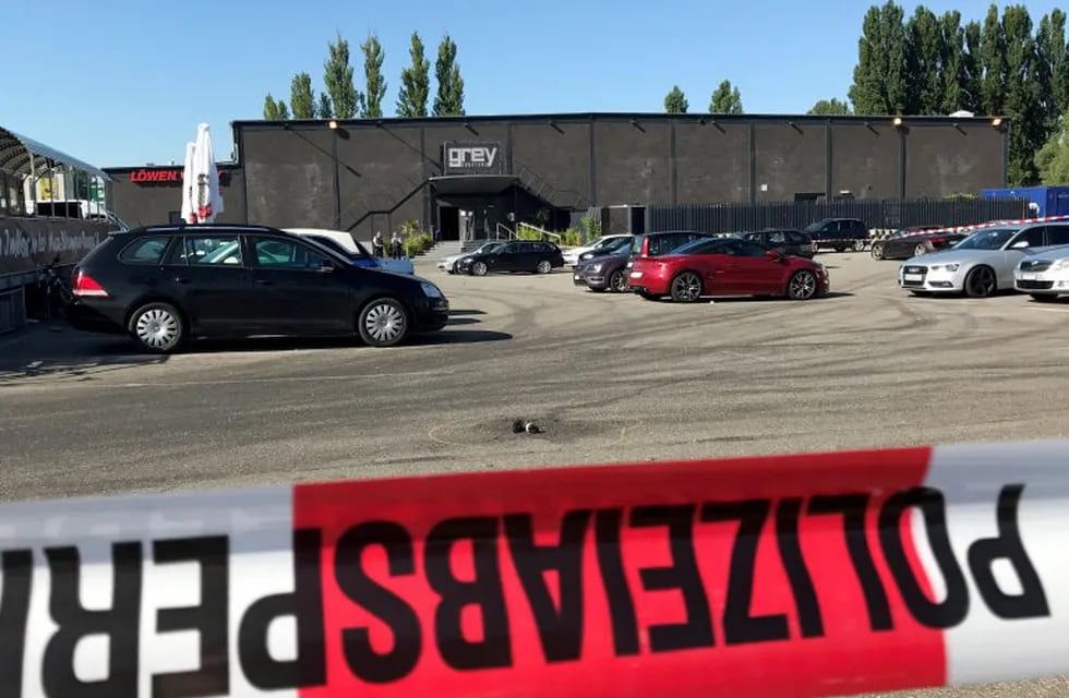 Konstanz (Germany), 30/07/2017.- Police barrier tape cordons off the scene at the night club 'Grey' in Konstanz, Germany, 30 July 2017. According to a police report a 34-year-old man shot at several people inside the club in the early morning. One victim was killed, tree were heavily injured. While leaving the club the shooter was gunned down by police, one police officer was hit by a bullet but is not in danger to life. The suspect died later in hospital. (Alemania) EFE/EPA/OLIVER HANSER