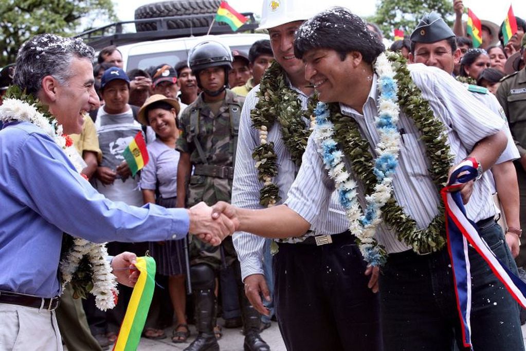 En fotografía de archivo, el presidente Evo Morales, a la derecha, se saluda con el embajador norteamericano Philip Goldberg durante la inauguración de parte de una carretera patrocinada por USAID (agencia de cooperación estadounidense) en la región tropical de El Sillar, Cochabamba, Bolivia el jueves 14 de diciembre de 2006. (AP)