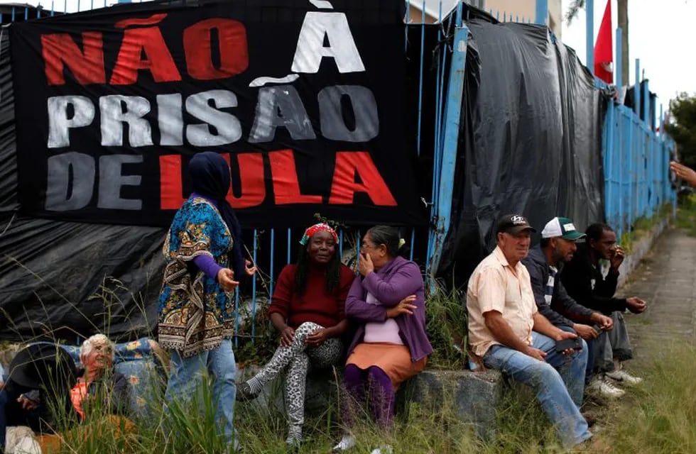 Supporters of former Brazilian President Luiz Inacio Lula da Silva are seen in a camp near the Federal Police headquarters, where Lula is imprisoned, in Curitiba, Brazil April 17, 2018. Picture taken April 17, 2018. The sign reads, \