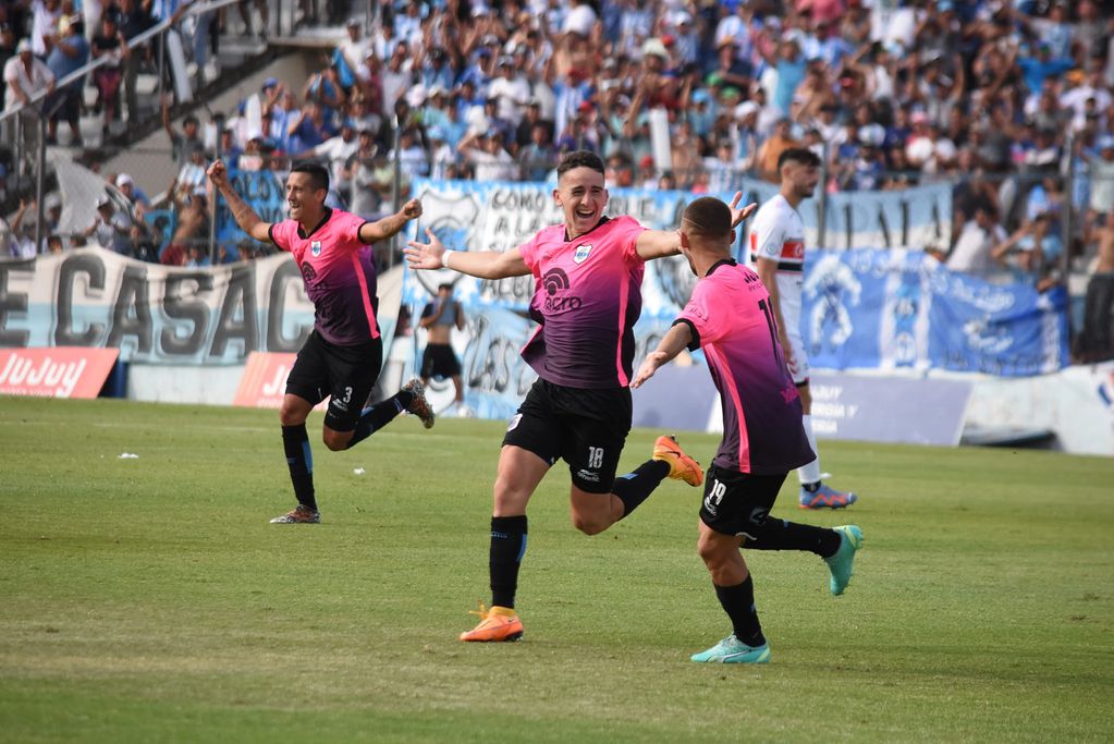 El último enfrentamiento entre el "Lobo" y el "Funebrero" en el estadio “23 de Agosto” terminó con victoria "albiceleste". La hinchada local espera una alegría similar este miércoles.