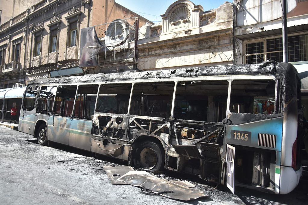 Se incendió un colectivo de la Tamse en pleno centro de Córdoba capital. (Ramiro Pereyra / La Voz)