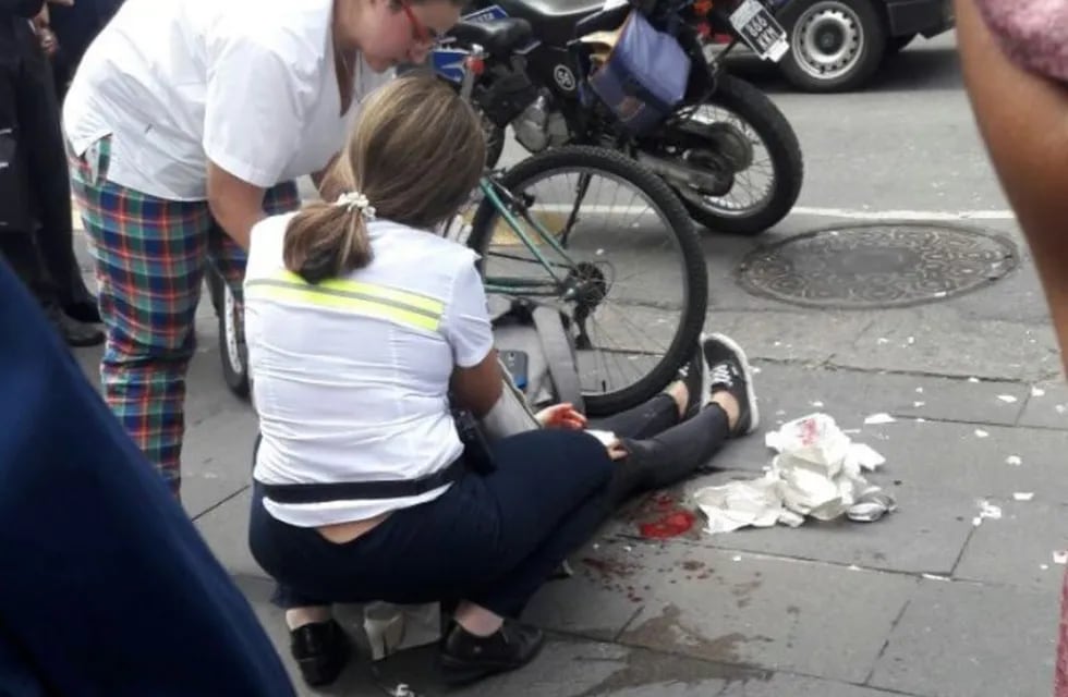 La joven que resultó herida por la caída de una columna de alumbrado en la peatonal Córdoba habló a través de las redes. (@elciudadanoweb)