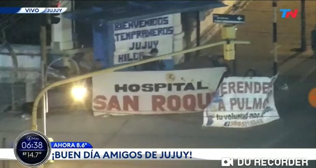 En la madrugada del pasado viernes 6 de mayo los voluntarios del merendero "A Pulmón" volvieron a la esquina de San Martín y Canónigo Gorriti, para acompañar la reanudación de las emisiones de "la camarita" del canal "Todo Noticias".