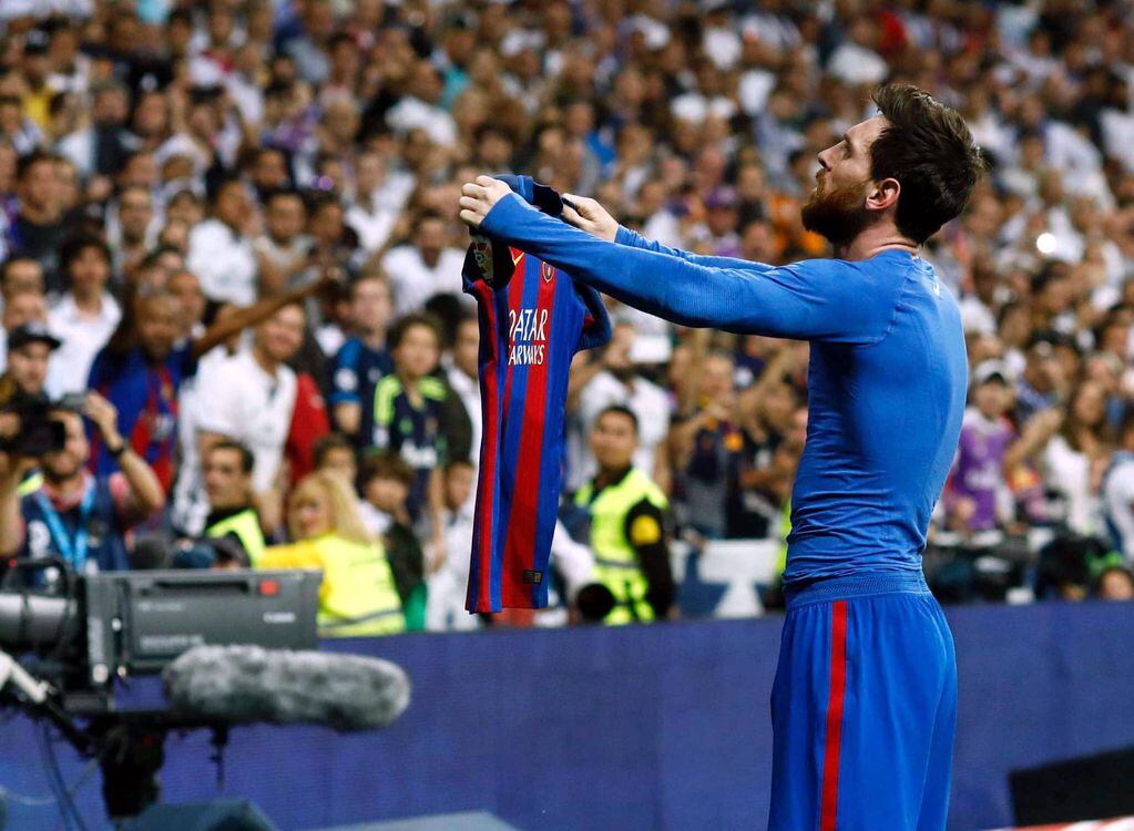 Messi le mostró la camiseta a los hinchas del Real Madrid en 2017.